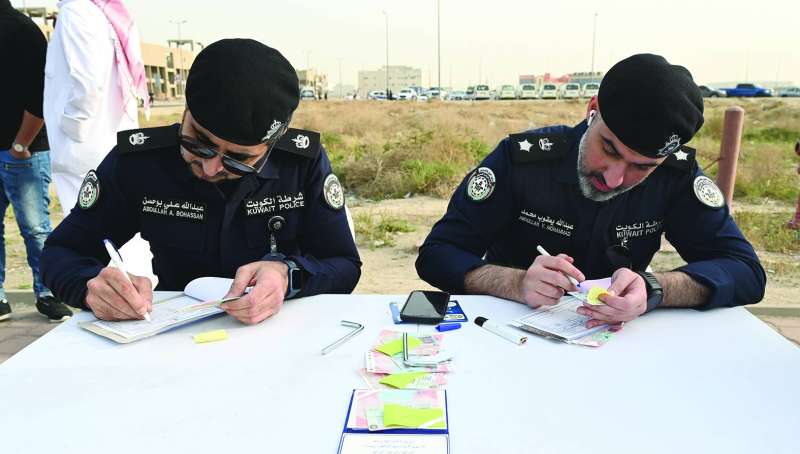 
المقدم عبدالله بهمن والرائد عبدالله بوحسن خلال تسجيل مخالفات