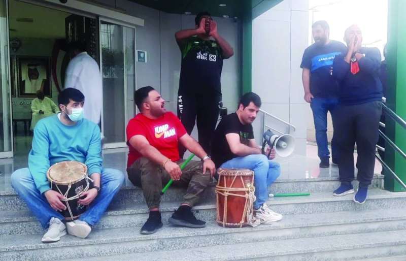 
جماهير العربي «الممنوعة من الحضور»... حضرت لـ «تسجيل موقف»	(تصوير أسعد عبدالله)