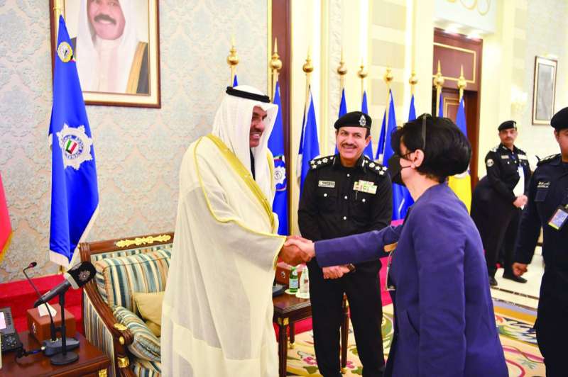 
الوزير يتلقى تهنئة إحدى منتسبات الوزارة