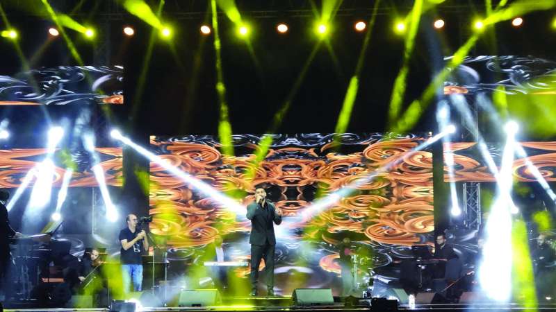 
آدم يقف للمرة الأولى أمام الجمهور الكويتي
