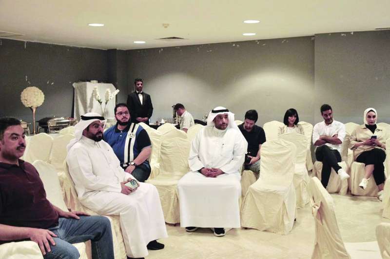 ممثلو الفرق المسرحية المشاركة وبعض الحضور 