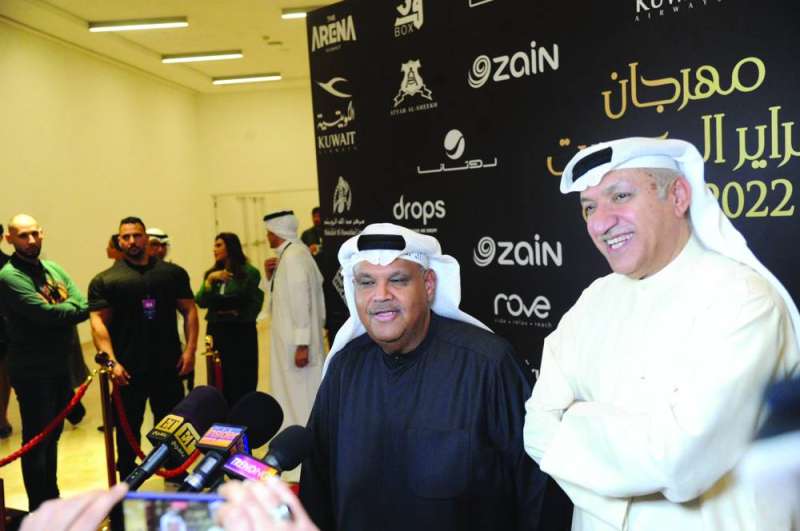 
شعيل متحدثاً لوسائل الإعلام... ويبدو سالم الهندي
