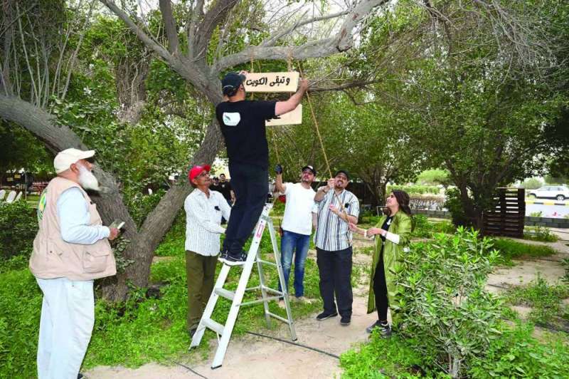
العثمان يعلّق لافتة «وتبقى الكويت»