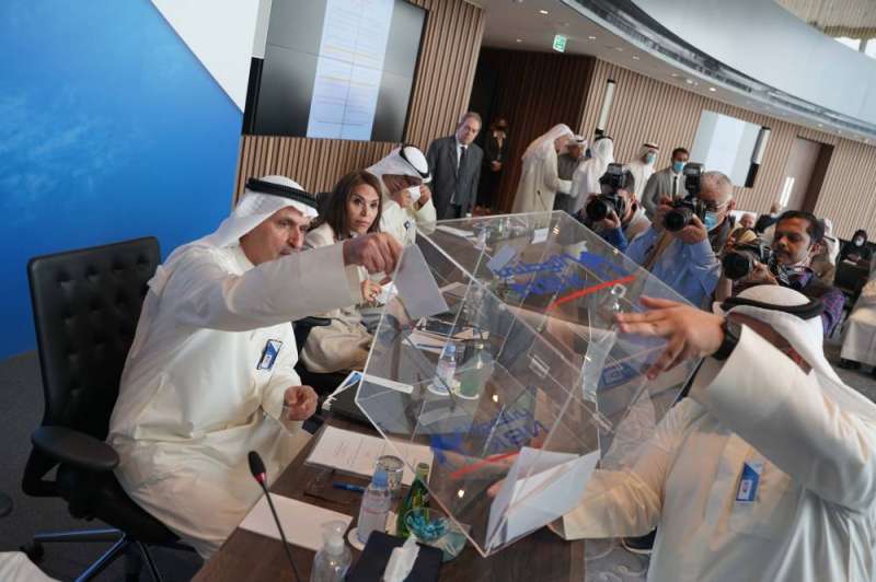 عصام الصقر مدلياً بصوته خلال الانتخابات