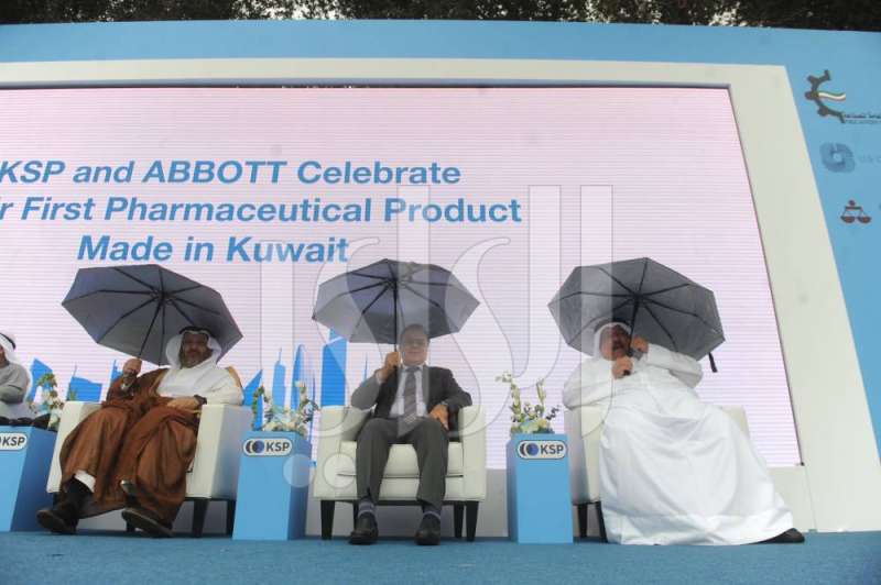 وزيرا الصحة والتجارة يستعينان بالمظلات الشمسية مع تساقط بعض الأمطار خلال حلقة نقاشية