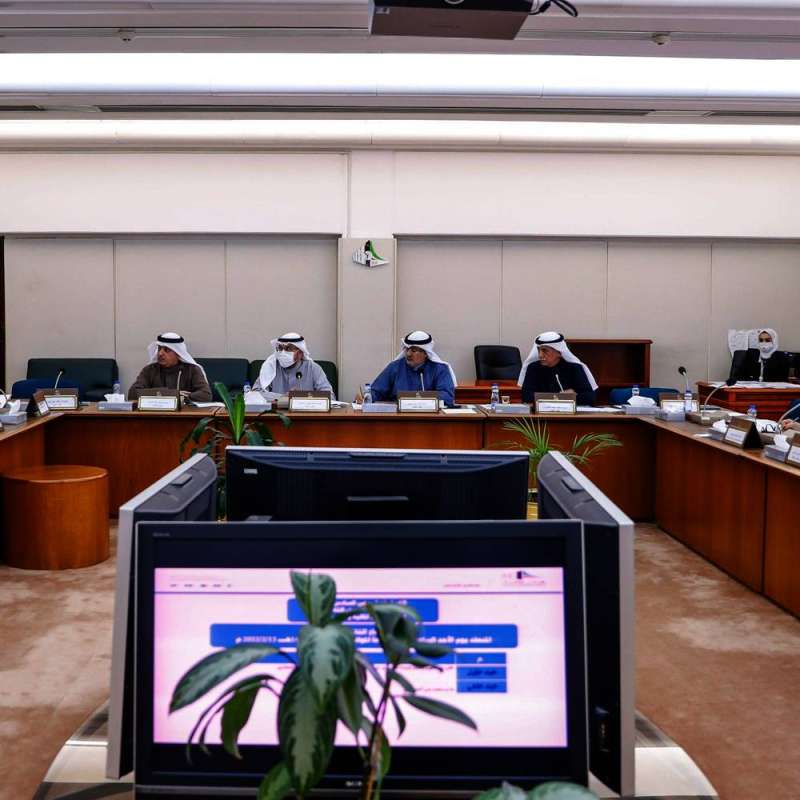 اللجنة المالية في اجتماع سابق 