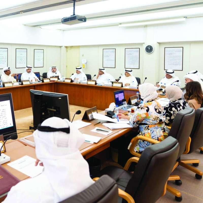 
من اجتماع اللجنة المالية بحضور وزير المالية ومدير مؤسسة التأمينات الاجتماعية
