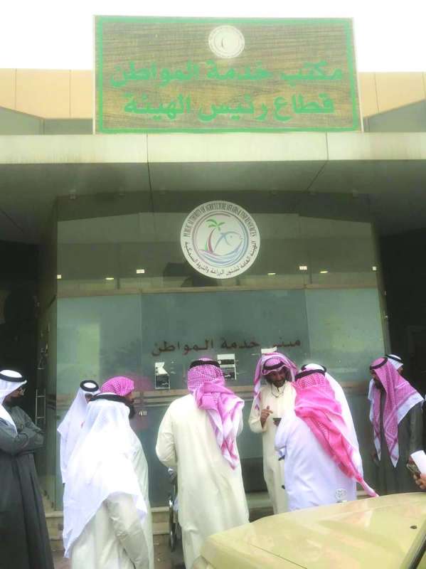 
عدد من مربي الثروة الحيوانية خلال اعتصامهم