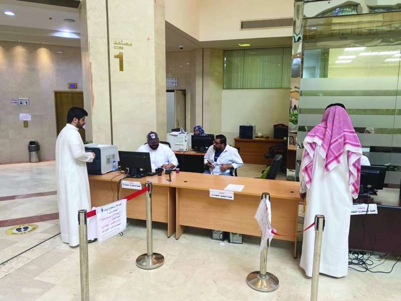 
مراجعون ينجزون معاملاتهم في وزارة الكهرباء