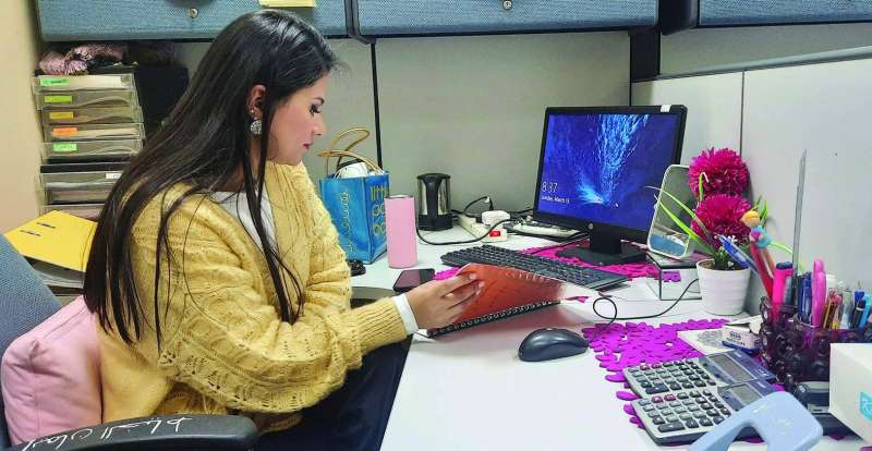 
إحدى الموظفات وراء مكتبها