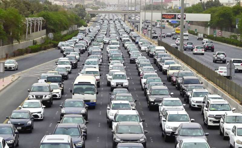 
كثافة سيارات في الشوارع 	(تصوير أسعد عبدالله)
