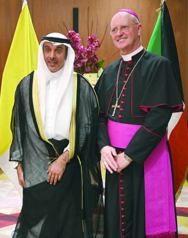
سفير الفاتيكان وحمد المشعان	 (تصوير نايف العقلة)