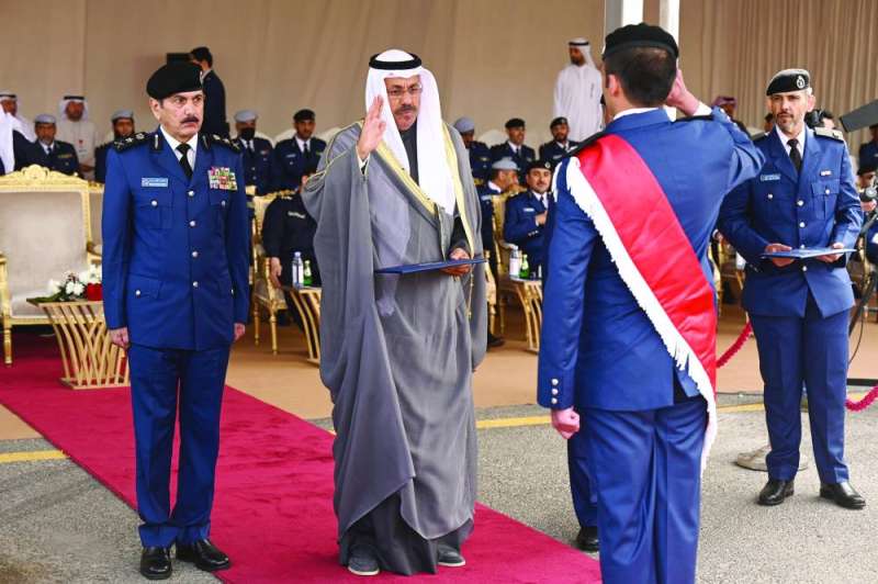 
تسليم أحد الخرّيجين شهادته