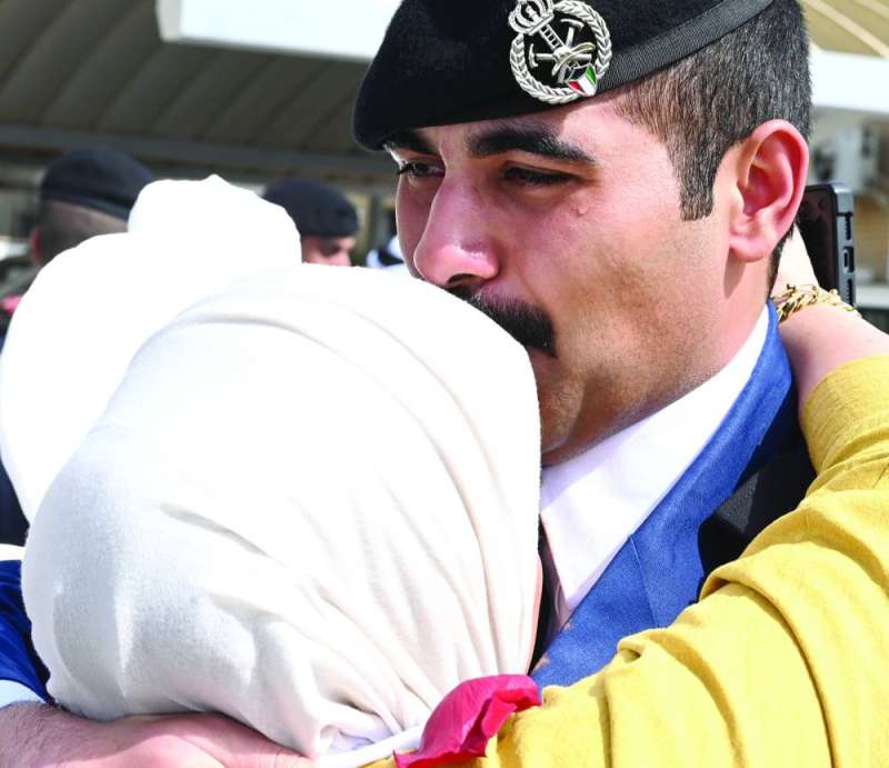 قبلة على رأس الوالدة