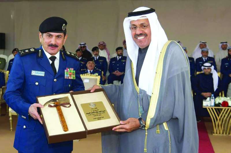 
النواف متسلماً درعاً تذكارية من المكراد
