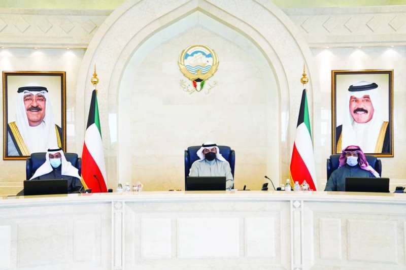 رئيس الوزراء متوسطاً أحمد النواف وطلال الخالد خلال ترؤسه الجلسة أمس 