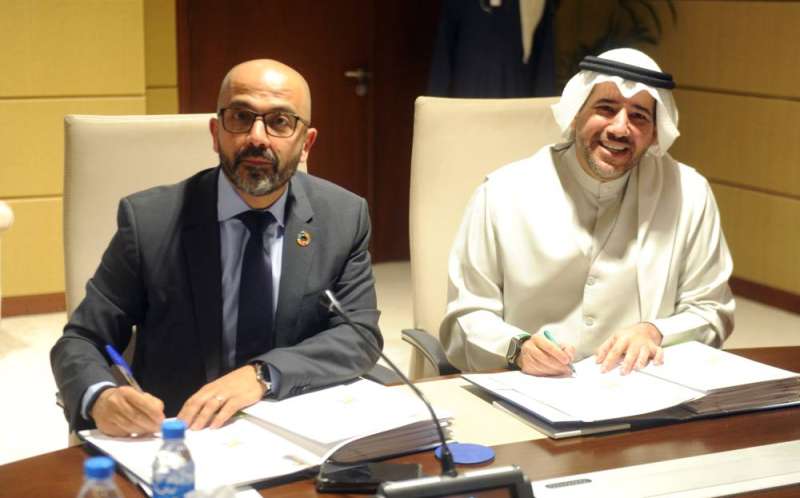 عبدالله الأحمد يوقع وممثل البرنامج المذكرة والاتفاقيات (تصوير سعود سالم)