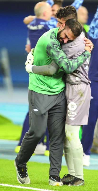 
حارس العربي المخضرم سليمان عبدالغفور يحتضن «خَلَفه» الشاب جاسم العوضي (الأزرق دوت كوم)