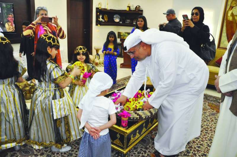 
السفير الإماراتي يوزع القرقيعان على الأطفال
