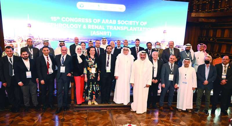 
السعيد متوسطا المشاركين والمشاركات في لقطة جماعية	 (تصوير نايف العقلة)
