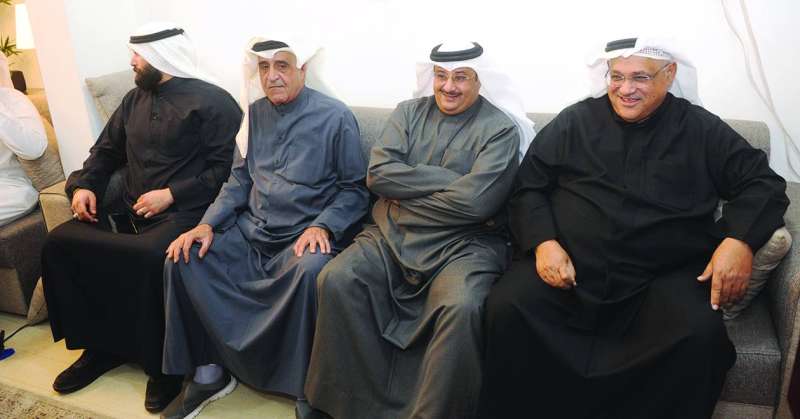 
أحمد الديين مع عدد من حضور الندوة 	(تصوير سعود سالم)