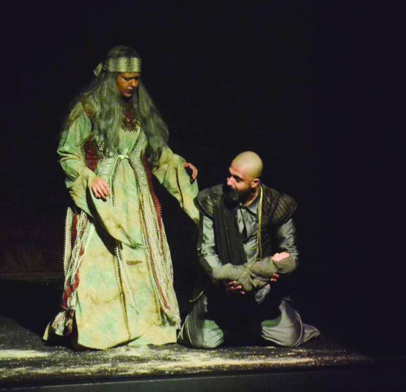 
من العرض المسرحي
