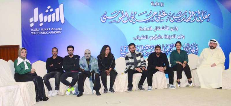 الكاظمي وفريق العمل خلال الندوة