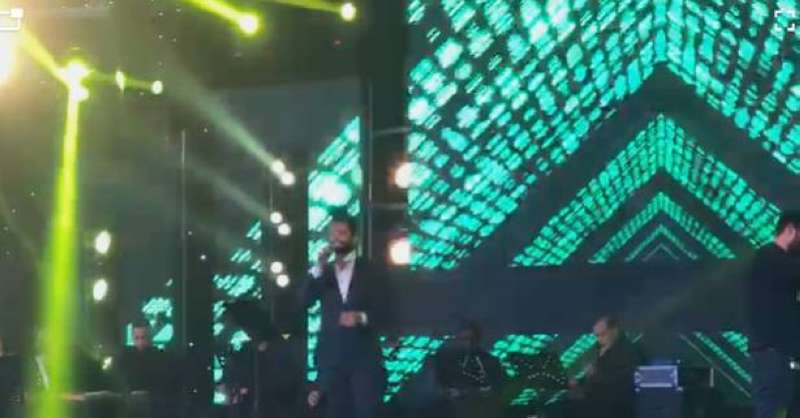 الفنان محمود التركي يؤدي وصلته الغنائية