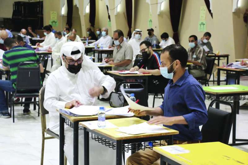 
مُعلّمون يصحّحون الاختبارات 	(أرشيف)
