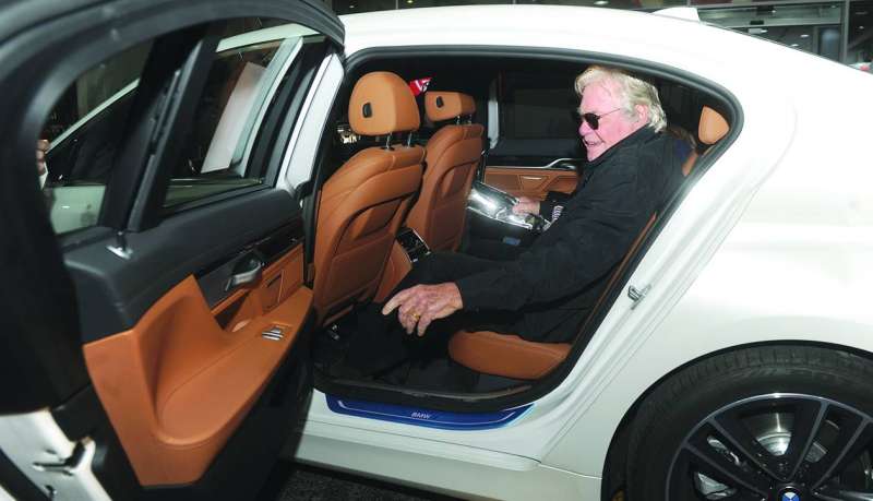 
... وأثناء مغادرته المطار	 (تصوير سعود سالم)
