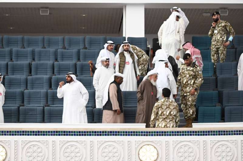 عدد من المتقاعدين أثناء حضورهم إحدى جلسات مجلس الأمة