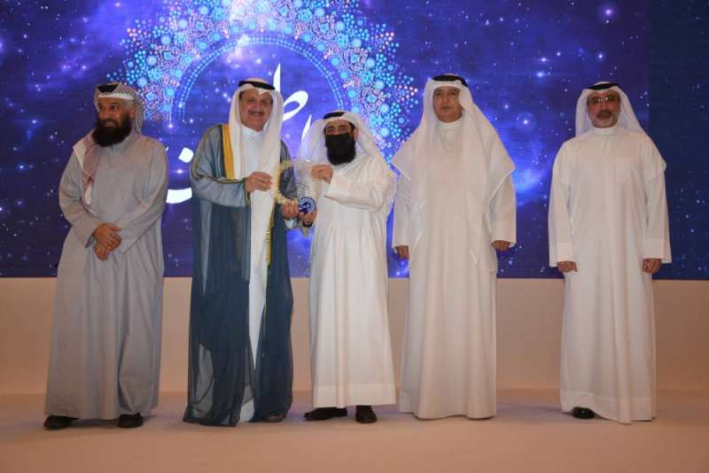 فريد عمادي يستلم درع وزارة الأوقاف

 