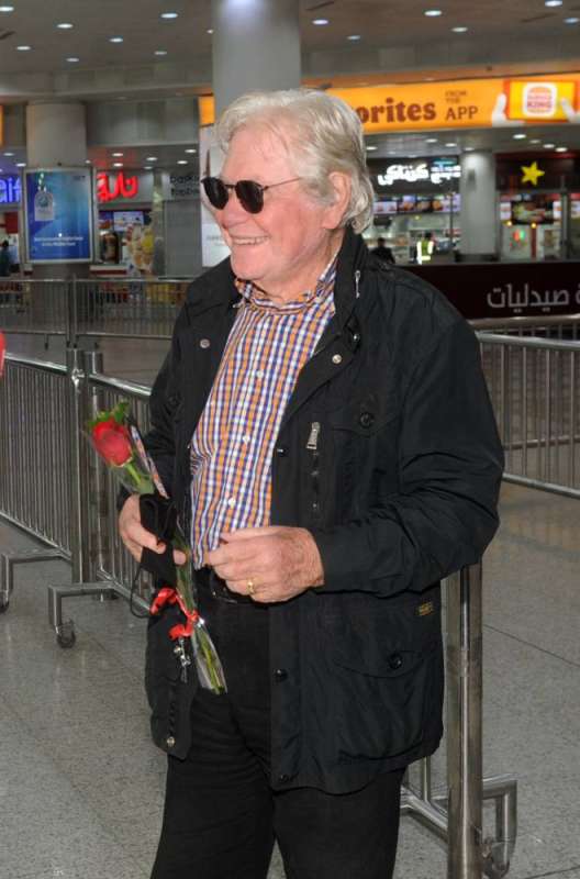 الفنان حسين فهمي لدى وصوله إلى الكويت (تصوير سعود سالم)