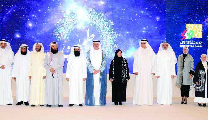 الوزير متوسطاً الجهات الفائزة في المسابقة