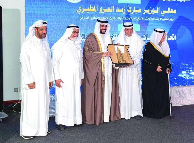 ... ويتسلم درعاً تذكارية
