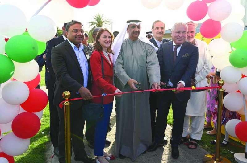 
الحمد يشارك سفراء طاجيكستان وبريطانيا والهند بقص شريط الفعالية 	(تصوير أسعد عبدالله)
