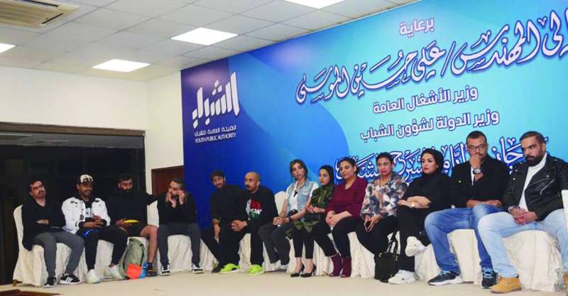 
فريق عمل المسرحية متابعاً الندوة