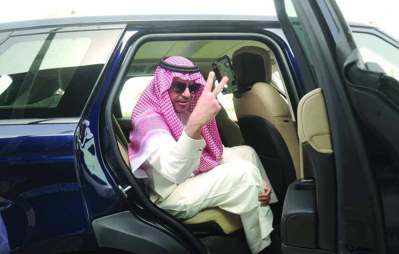 
علي العلياني مغادراً المطار بعلامة النصر	 (تصوير سعود سالم)
