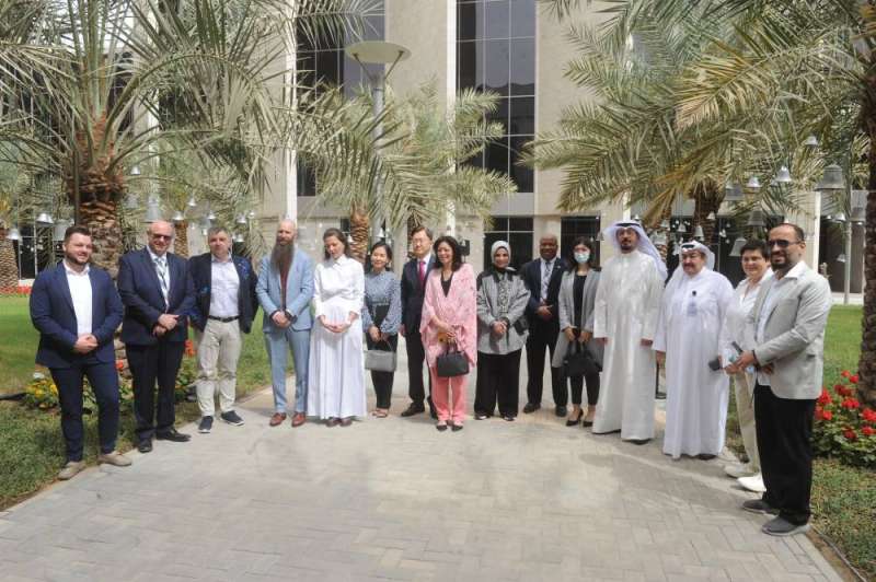 جانب من الحضور في المعرض