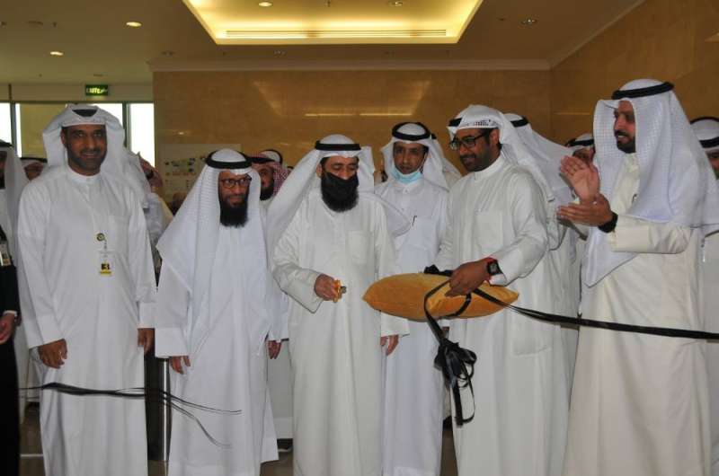 عمادي مفتتحاً معرض «رواق»