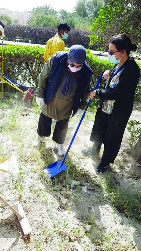 الدكتورة إيمان باحسين وهناء الخالد خلال مشاركتهما في الحملة