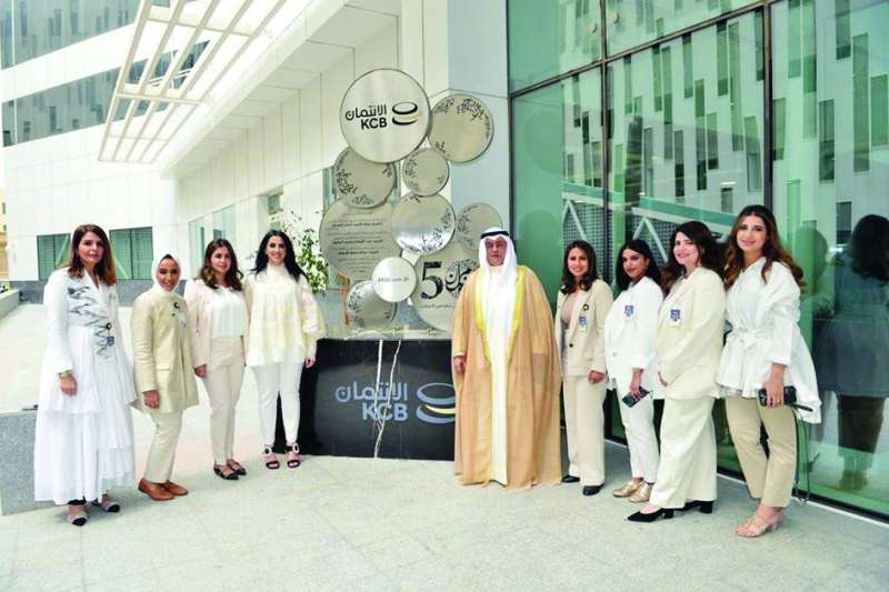 المضف وعدد من موظفات البنك
