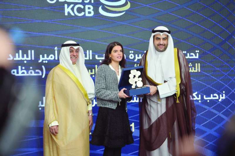 حفيدة الراحل صالح العجيري تتسلم الدرع التكريمية له كأول موظف بقسم الادخار