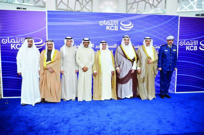 الرشيد والمضف يتوسطان حمادة ومعرفي والمديرين السابقين للبنك جاسم الدبوس ومحمد النومس ومسؤولين آخرين 	 (تصوير نايف العقلة)