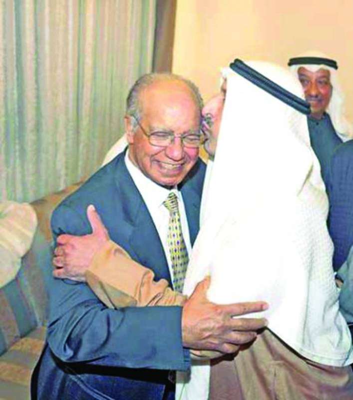 سلمان الشملان مقبلاً رأس النيباري بعد العفو عنه
