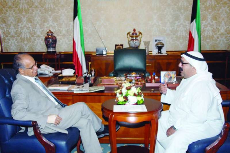 الفقيد مع الراحل الشيخ ناصر صباح الأحمد