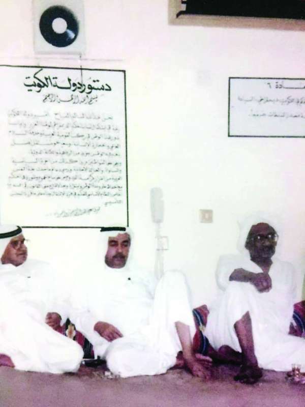 النيباري بالزي الوطني في ديوانيات الإثنين
