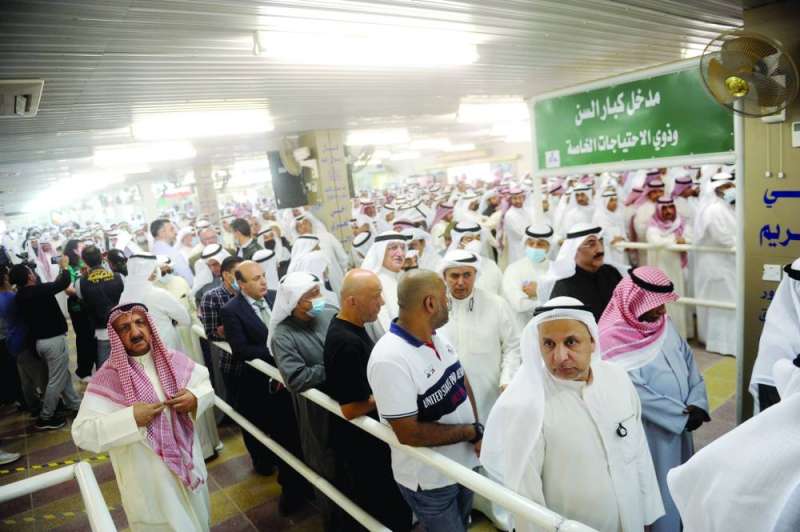 
حشد كبير من المعزين
