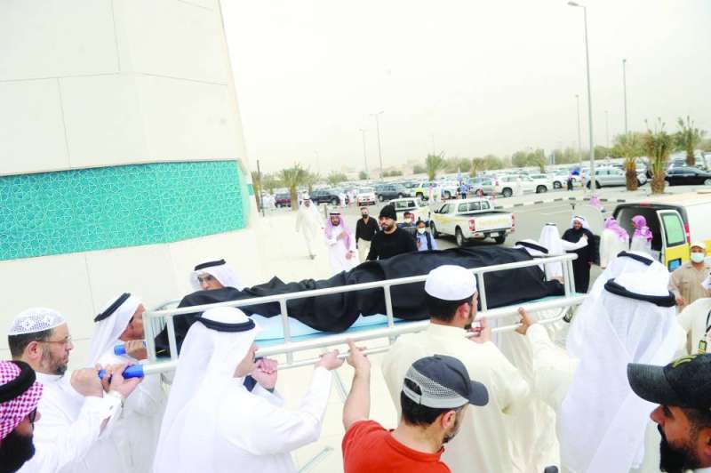 
نقل جثمان الراحل إلى مثواه الأخير 	 (تصوير سعود سالم)
