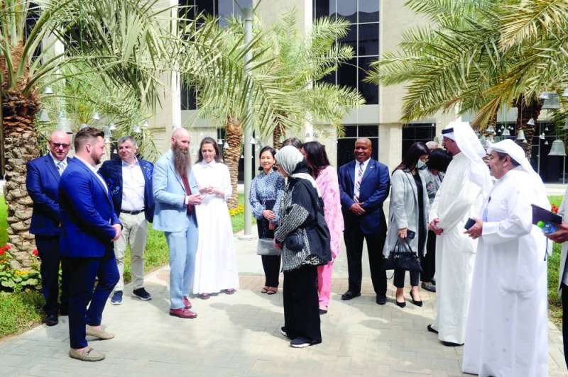 حديث متبادل بين كبار الضيوف